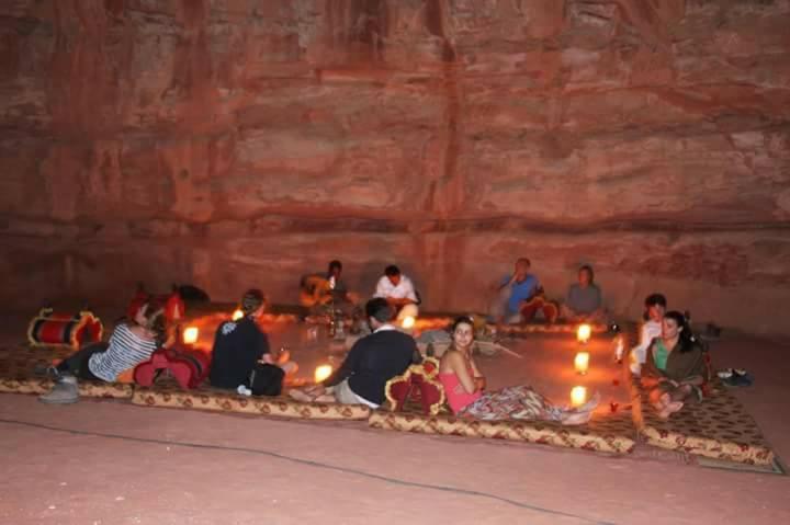 Bedouin Family Camp Hotel Wadi Rum Ngoại thất bức ảnh